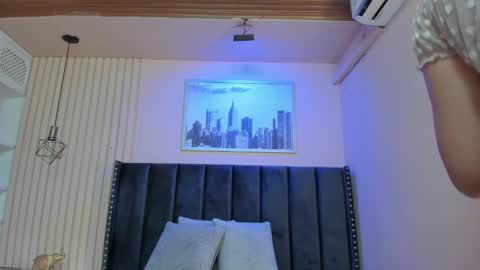 Viiolett online show from March 2025 07:43:02 PM