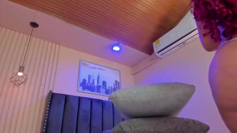 Viiolett online show from December 2025 07:53:01 PM