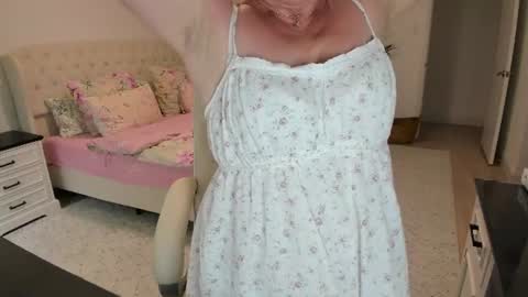 Snapshot of vika7333 chatting on June 2026 04:04:02 PM Ukrainian-woman online show from June 2026 04:04:02 PM