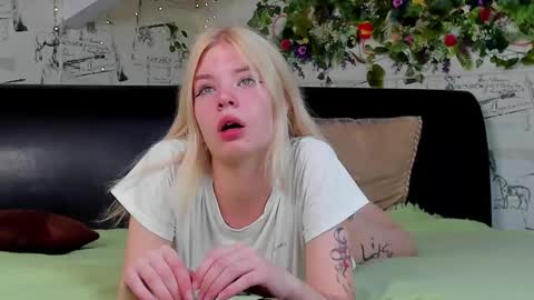 Snapshot of viki_lins chatting on September 2025 07:35:02 PM viki_lins online show from September 2025 07:35:02 PM