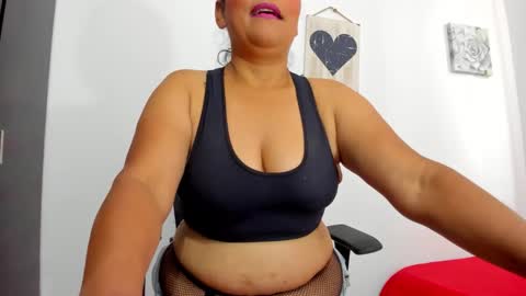 Snapshot of viki_mom chatting on November 2025 05:46:02 PM Viki Mom online show from November 2025 05:46:02 PM