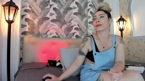Snapshot of viktoria_davis_ chatting on April 2026 02:51:02 AM Viktoria online show from April 2026 02:51:02 AM