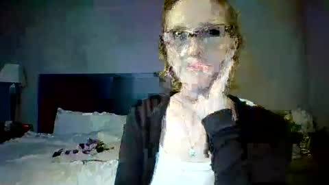 Snapshot of vimonroe chatting on October 2025 04:24:02 AM Adori online show from October 2025 04:24:02 AM