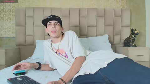 Snapshot of vincenthunter chatting on December 2024 06:03:02 AM Vincent online show from December 2024 06:03:02 AM