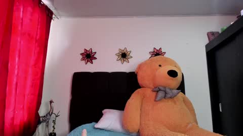Snapshot of violeet_miller chatting on December 2024 04:28:01 PM online show from December 2024 04:28:01 PM