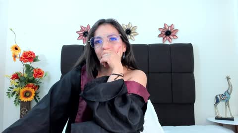 Snapshot of violeet_miller chatting on December 2024 03:31:01 PM online show from December 2024 03:31:01 PM
