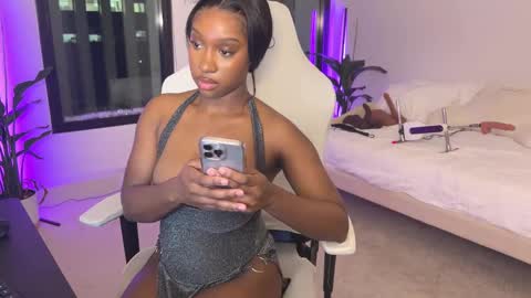 Snapshot of violet6xft chatting on January 2025 05:13:01 AM Fantasy Black Girl online show from January 2025 05:13:01 AM