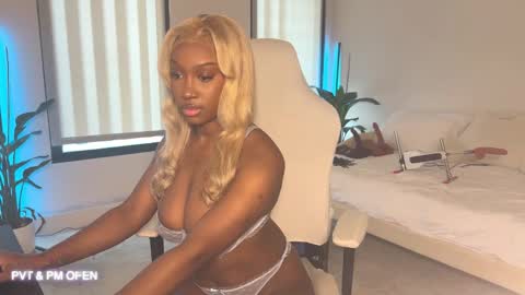 Snapshot of violet6xft chatting on January 2025 09:11:02 PM Fantasy Black Girl online show from January 2025 09:11:02 PM