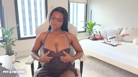 Snapshot of violet6xft chatting on February 2025 09:23:02 PM Fantasy Black Girl online show from February 2025 09:23:02 PM