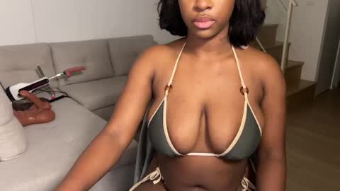 Snapshot of violet6xft chatting on September 2025 04:13:02 AM Fantasy Black Girl online show from September 2025 04:13:02 AM