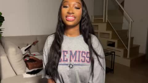 Snapshot of violet6xft chatting on November 2025 06:46:01 AM Fantasy Black Girl online show from November 2025 06:46:01 AM