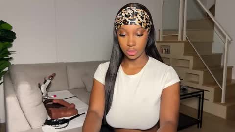 Snapshot of violet6xft chatting on November 2025 04:56:01 AM Fantasy Black Girl online show from November 2025 04:56:01 AM