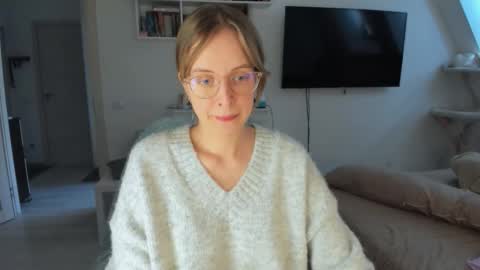 Snapshot of violet_blue_eyes chatting on October 2025 12:24:02 PM Violet online show from October 2025 12:24:02 PM