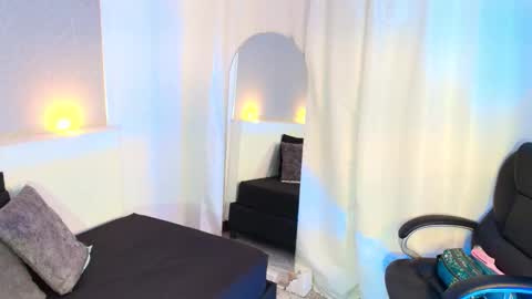 Violet  online show from October 2025 10:41:02 AM