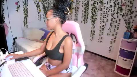 Snapshot of violeta_miler_ chatting on March 2026 06:33:01 PM Violeta online show from March 2026 06:33:01 PM