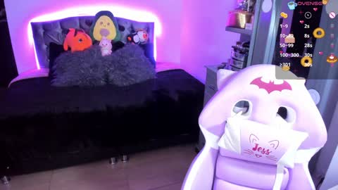 Snapshot of violetaarey chatting on December 2024 02:14:02 AM Violeta Help me reach 150 thumbs up online show from December 2024 02:14:02 AM