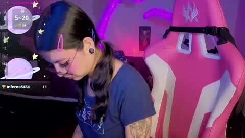 Snapshot of violetqs chatting on February 2026 09:46:01 PM online show from February 2026 09:46:01 PM