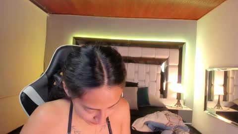 Snapshot of violetskinny chatting on December 2024 12:57:02 AM violetskinny online show from December 2024 12:57:02 AM