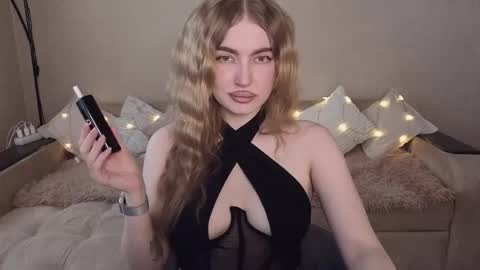 Snapshot of violettaotis chatting on May 2026 01:38:01 PM ViolettaOtis online show from May 2026 01:38:01 PM