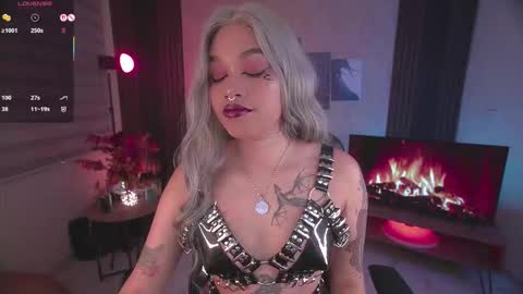 JULIE UWU online show from November 2025 08:43:01 PM