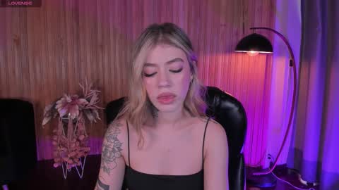 Snapshot of violetthansson chatting on November 2025 07:35:02 PM Violett online show from November 2025 07:35:02 PM