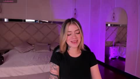 Snapshot of violetthansson chatting on November 2025 06:35:01 PM Violett online show from November 2025 06:35:01 PM