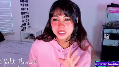Snapshot of violetttflowers chatting on December 2024 03:04:01 PM Violet Flowers online show from December 2024 03:04:01 PM