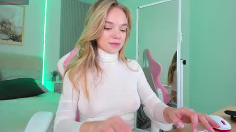 Chloe online show from November 2025 03:28:01 AM