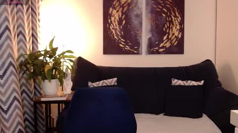 Vivian online show from October 2025 06:17:02 PM