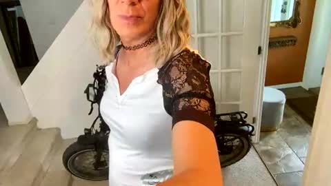 Snapshot of viviannexxx2022 chatting on June 2026 06:17:01 PM Vivlove online show from June 2026 06:17:01 PM