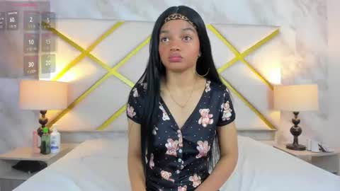 Snapshot of vivieneluxe chatting on June 2026 11:23:01 AM Viviene online show from June 2026 11:23:01 AM