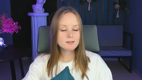 Vivien online show from December 2024 07:30:02 PM