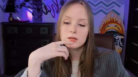 Vivien online show from February 2025 06:30:02 PM