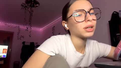 Snapshot of viviennebreihan chatting on December 2025 02:45:02 PM Vivi online show from December 2025 02:45:02 PM