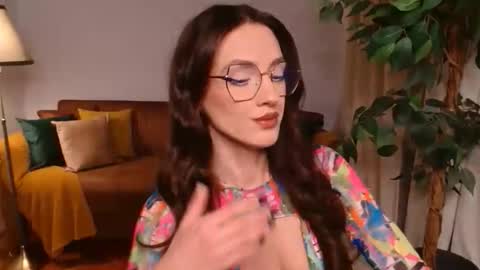 Vivienne online show from December 2025 06:14:03 PM