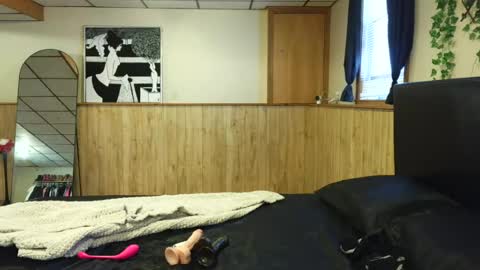 wanderlustgaal online show from July 2026 01:03:02 PM