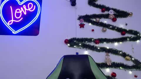 Snapshot of we_n_you chatting on December 2024 05:22:01 PM Trixie 3 online show from December 2024 05:22:01 PM