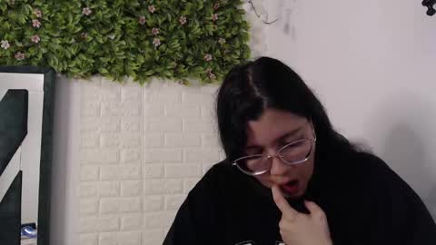 Snapshot of we_n_you chatting on January 2025 09:50:01 PM Trixie 3 online show from January 2025 09:50:01 PM