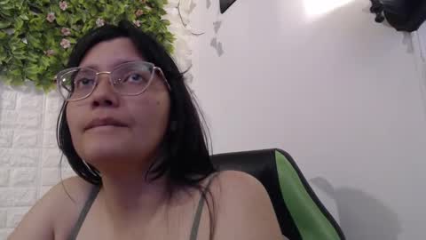 Snapshot of we_n_you chatting on February 2025 01:54:02 AM Trixie 3 online show from February 2025 01:54:02 AM