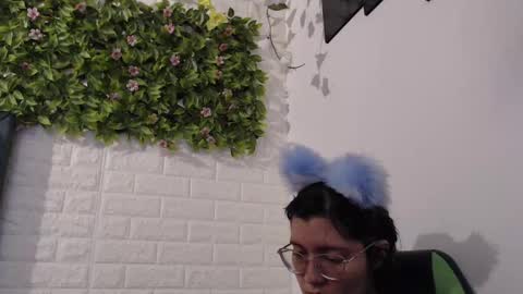 Snapshot of we_n_you chatting on March 2025 01:30:02 PM Trixie 3 online show from March 2025 01:30:02 PM
