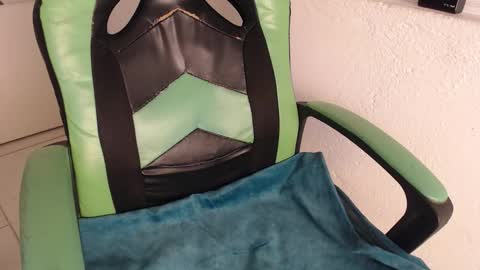 Snapshot of we_n_you chatting on November 2025 02:17:01 PM Trixie 3 online show from November 2025 02:17:01 PM