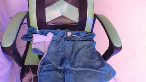 Snapshot of we_n_you chatting on November 2025 02:45:02 AM Trixie 3 online show from November 2025 02:45:02 AM