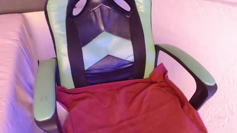 Snapshot of we_n_you chatting on November 2025 03:33:02 PM Trixie 3 online show from November 2025 03:33:02 PM