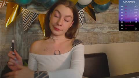 Snapshot of weed_princesss chatting on December 2024 08:36:01 PM moon online show from December 2024 08:36:01 PM