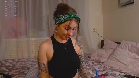 Snapshot of weed_princesss chatting on December 2025 04:58:01 PM moon online show from December 2025 04:58:01 PM