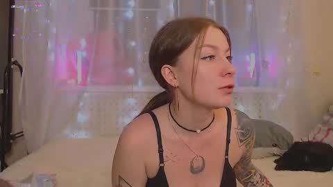 Snapshot of weed_princesss chatting on January 2026 03:05:01 PM moon online show from January 2026 03:05:01 PM