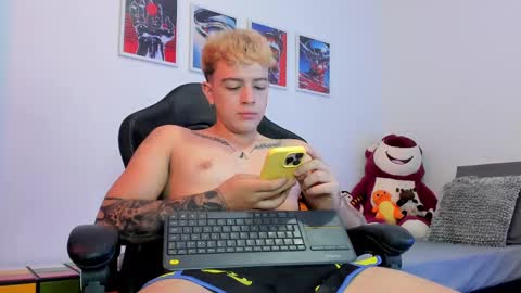 Snapshot of white_jacob chatting on September 2025 04:04:02 AM Camilo R online show from September 2025 04:04:02 AM