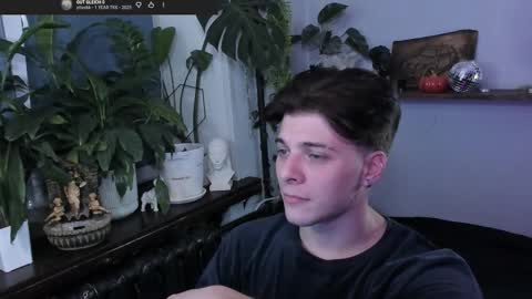 Gus online show from November 2025 09:03:02 PM