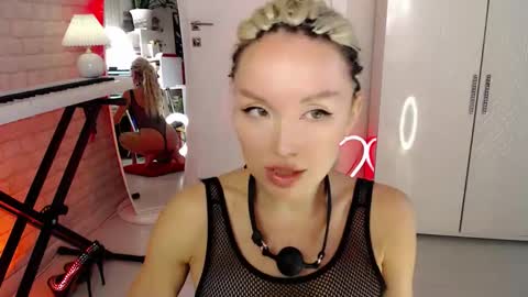 Snapshot of whitelabunny chatting on November 2025 02:18:02 PM WhiteLaBunny online show from November 2025 02:18:02 PM