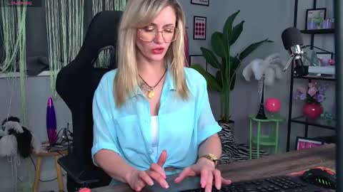 Snapshot of whitneypunnch chatting on May 2026 11:40:01 AM whitneypunnch online show from May 2026 11:40:01 AM
